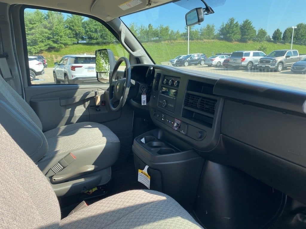 2025 Chevrolet Express Cutaway 3500 1WT