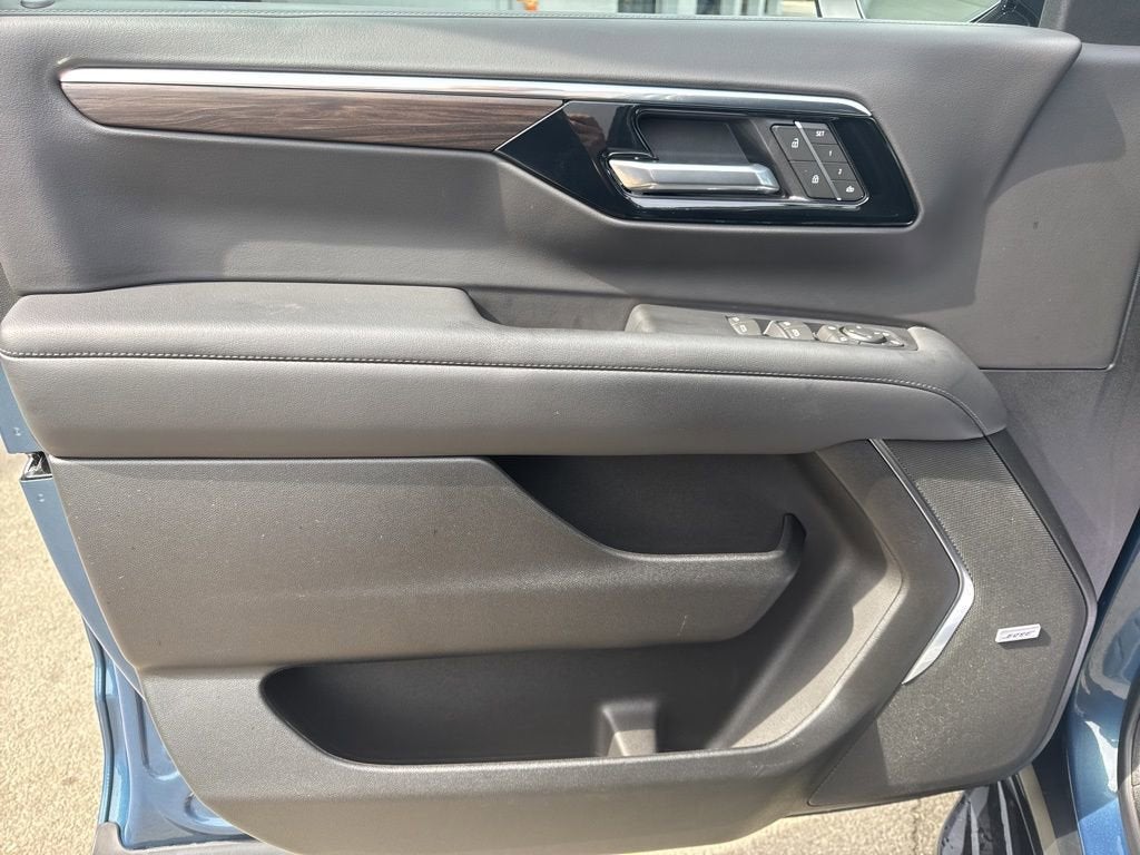 2025 Chevrolet Suburban LT